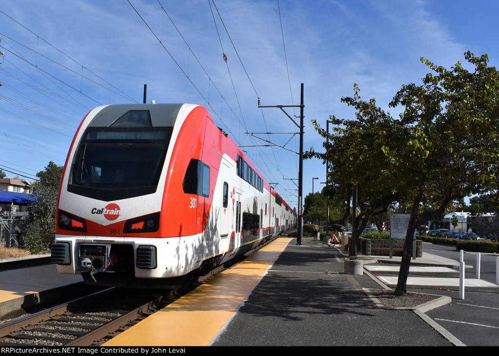 Mid afternoon sb at Broadway Station